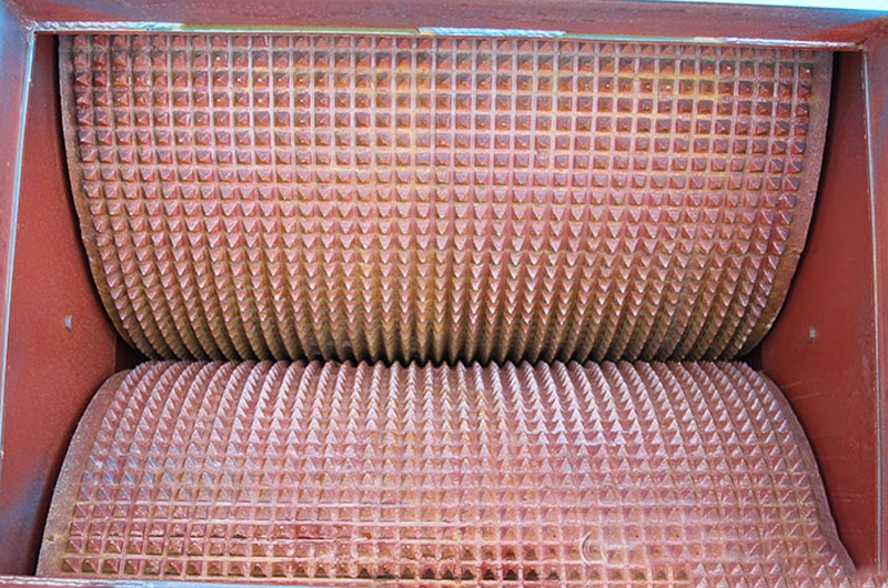 對(duì)輥制砂機(jī)結(jié)構(gòu)圖