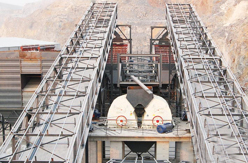 重錘式破碎機破碎現(xiàn)場