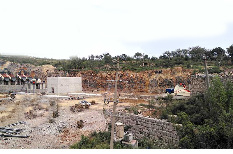 重錘式移動破碎機工作現(xiàn)場